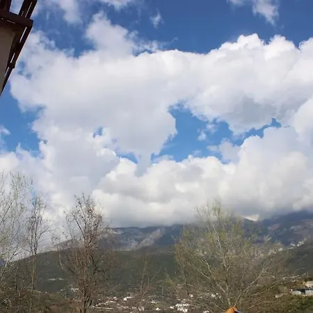 Sunny Overlooking Apartment *
