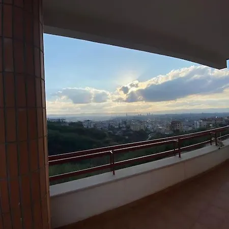 Sunny Overlooking Apartament