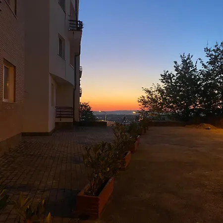 Sunny Overlooking Apartament *